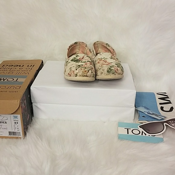 SHABBY CHIC CREAM FLORAL TOMS - Picture 4 of 4
